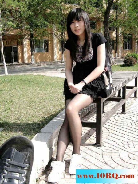音乐系90后才艺俱佳学生妹自拍套图,翘起屁股真