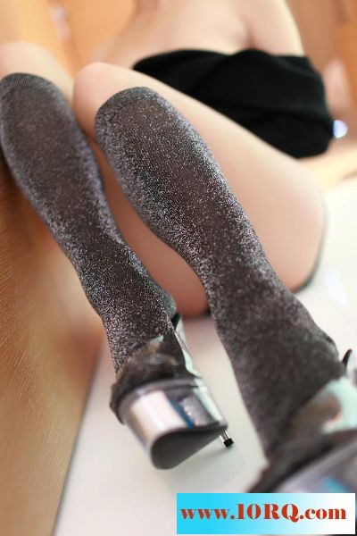 这诱惑人的腿模太性感了那腿又细又长【15P】
