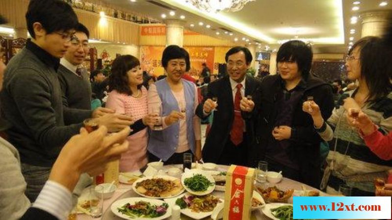 珍藏多年公司巨乳骚货的合集-生活照-工作照-群