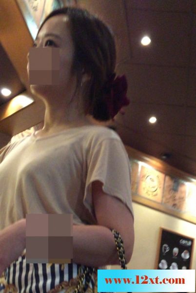 周未夜色下一位下岗的中年妇女和二个老外在宾