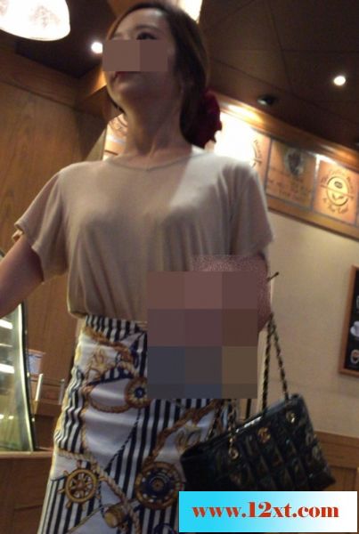 周未夜色下一位下岗的中年妇女和二个老外在宾