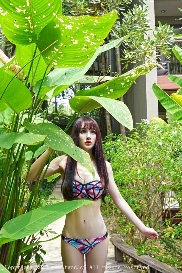 青树绿荫间的比基尼美胸女神【10P】