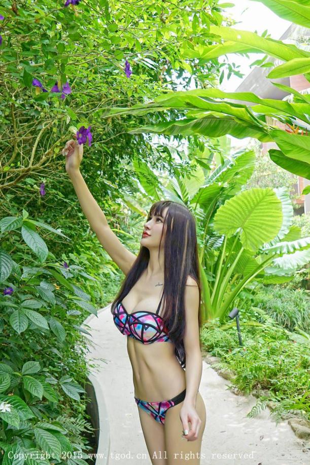 青树绿荫间的比基尼美胸女神【10P】