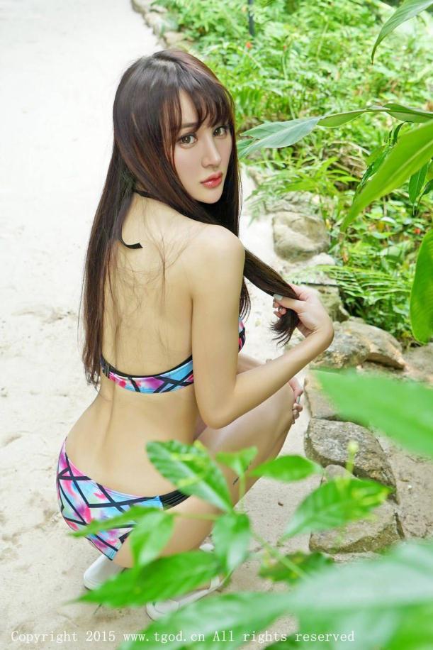 青树绿荫间的比基尼美胸女神【10P】