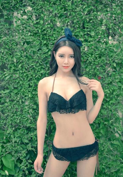 院子里来了个性感美女【12P】