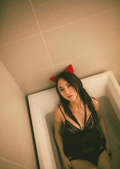 院子里来了个性感美女【12P】