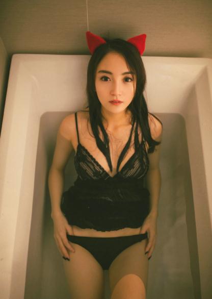 院子里来了个性感美女【12P】