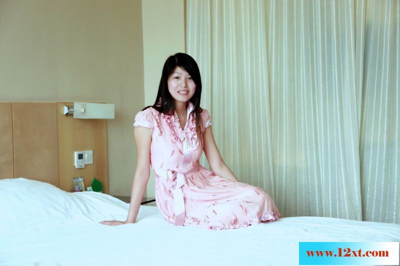 &nbsp;超极品的美女模特被摄影师在宾馆边拍摄高