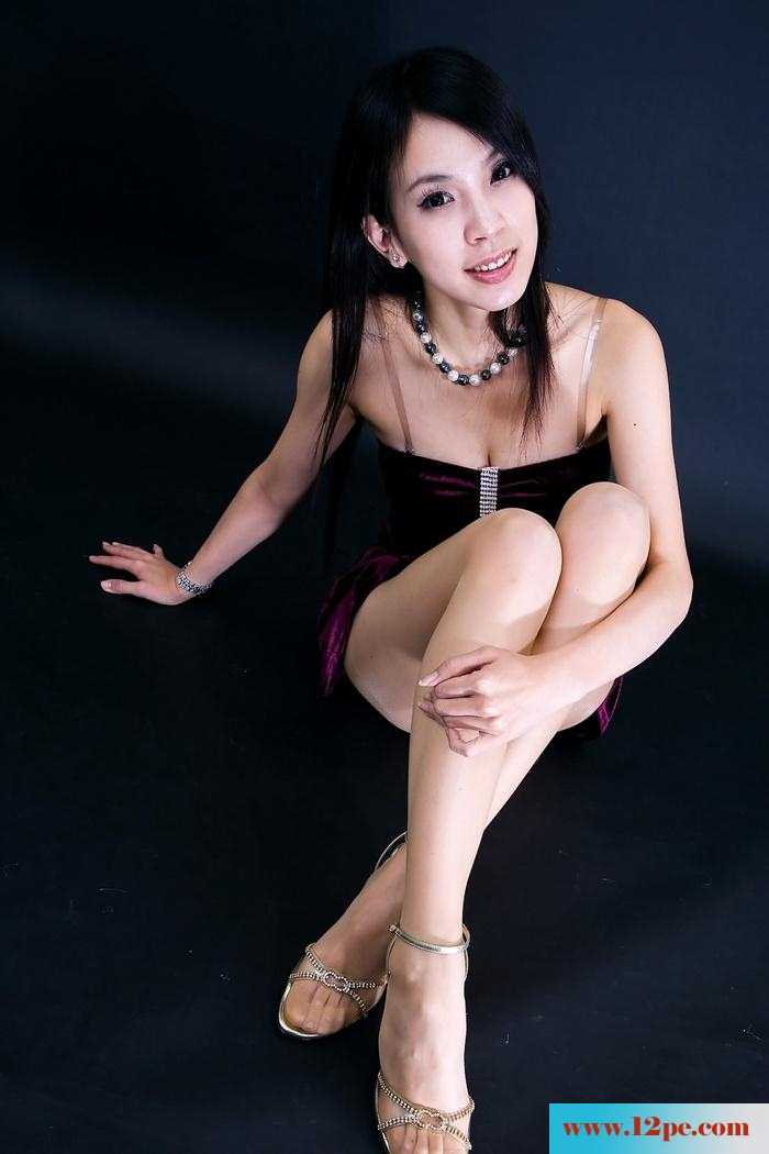 好漂亮的美女那细长白嫩肉丝腿真迷人【13P】