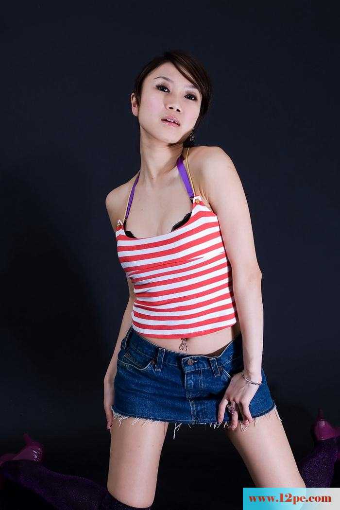美貌性感丝袜短裙诱惑各种动作真骚【14P】