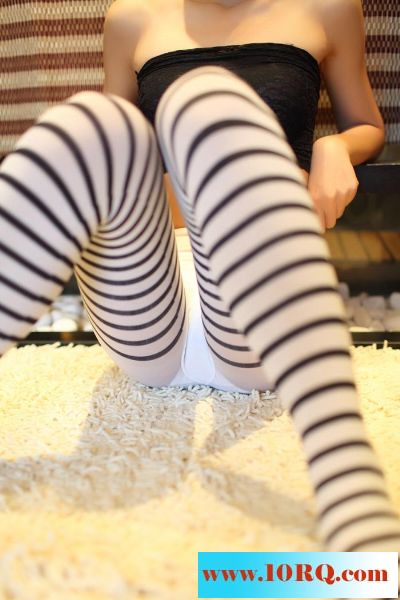 迷人性感斑马丝袜长腿诱人翘臀真美【17P】