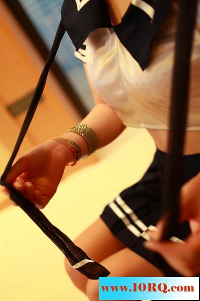 喷血诱人学生妹制服性感肉丝腿挑逗【12P】