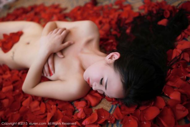 红色玫瑰花瓣香艳大胆妹子【12P】