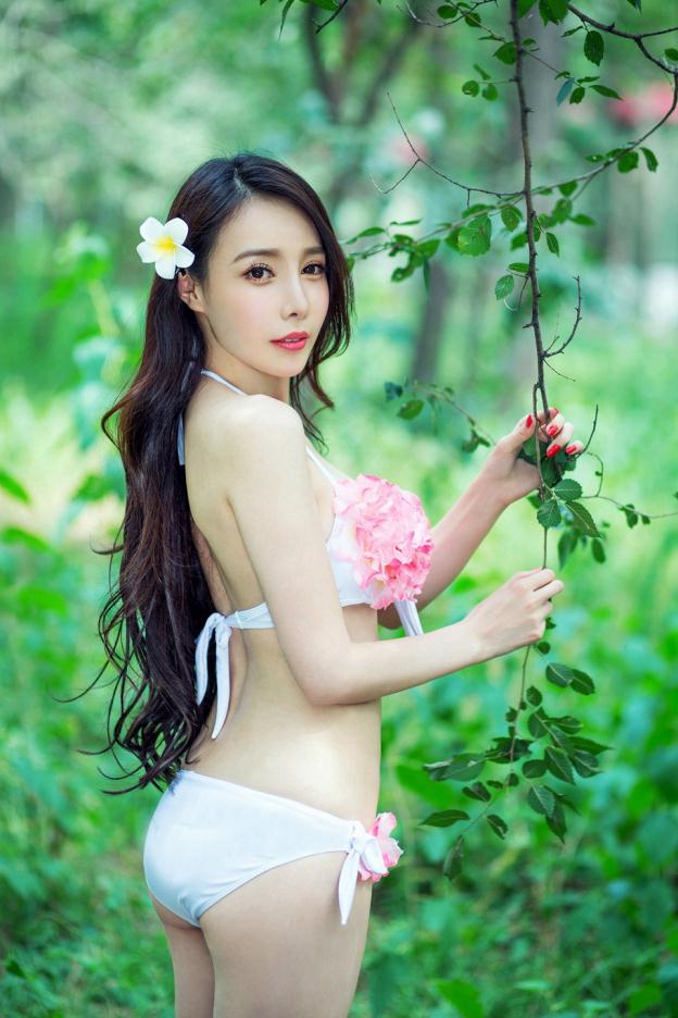 绿森林中的女神三点大胆露【15P】