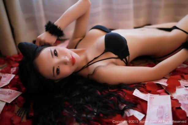 美眉卧在玫瑰花中万分诱人【12P】