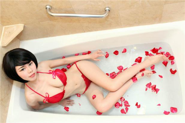 大尺寸爆乳女浴室里湿身性感【12P】