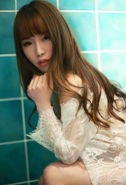 美女浴中薄衫卧室浴巾裹身万分诱人【16P】