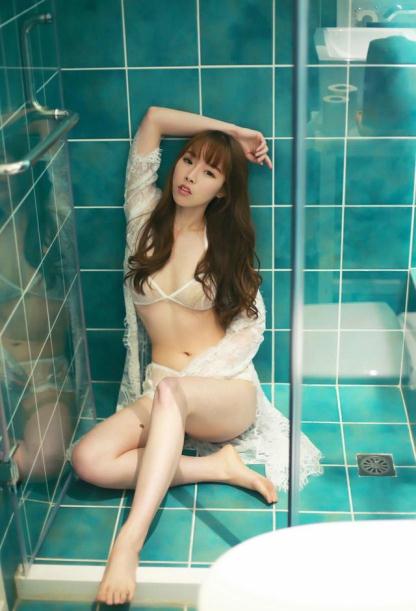 美女浴中薄衫卧室浴巾裹身万分诱人【16P】