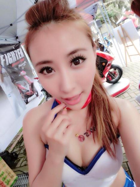 三亚旅游的性感巨乳妹子【14P】