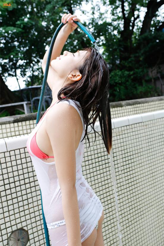 水中嫩妹妹湿身显魅力【10P】