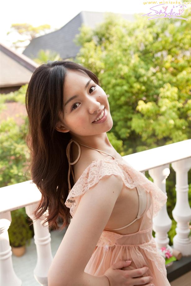 美臀美眉粉性感睡衣很惹火【11P】