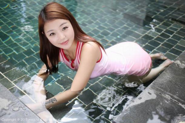 媚骨感美女泡温泉【14P】