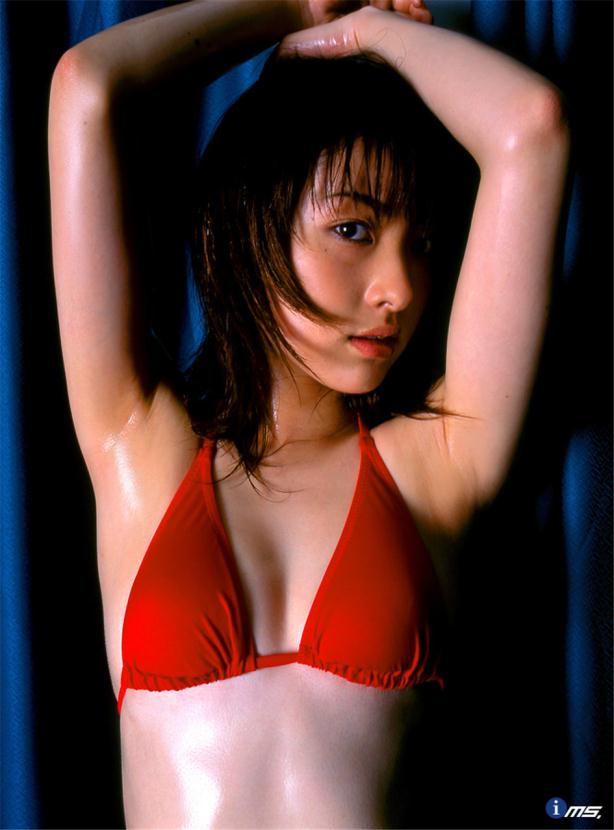 戸外廊道中的比基尼女人很撩人【10P】