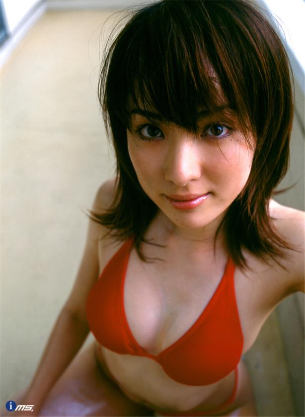 戸外廊道中的比基尼女人很撩人【10P】