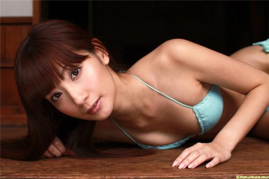 榻米间里的日本红色比基尼女人【11P】