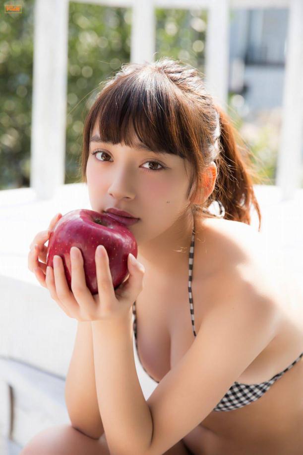 媚情小狐妹大秀性感豪乳【11P】