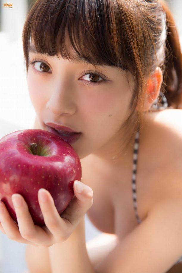 媚情小狐妹大秀性感豪乳【11P】