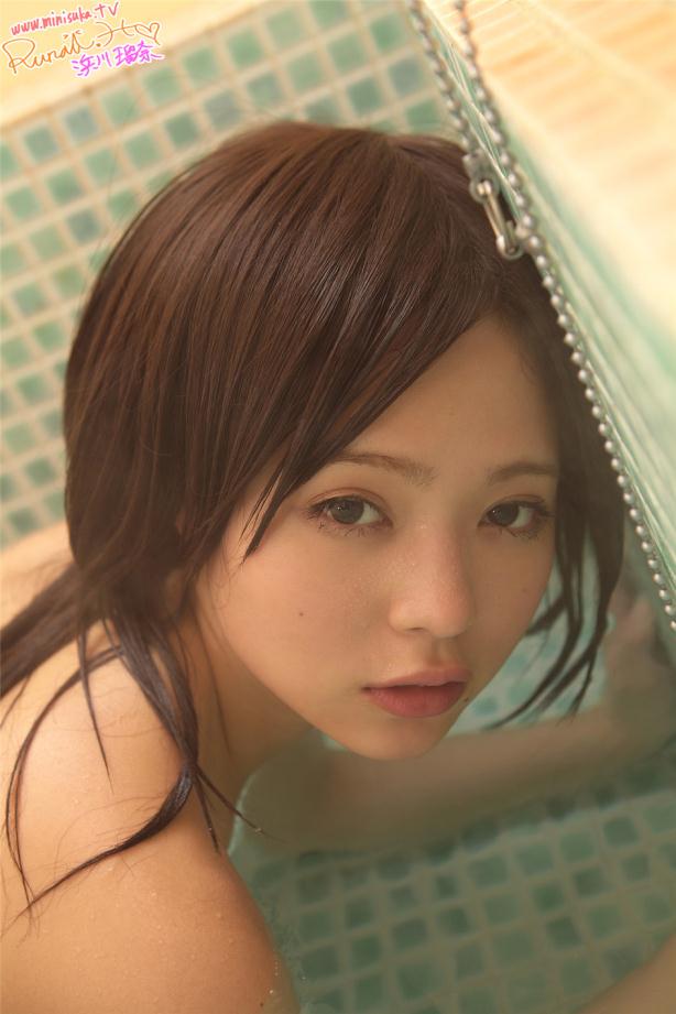 娃娃脸少女水中半裸很媚【11P】