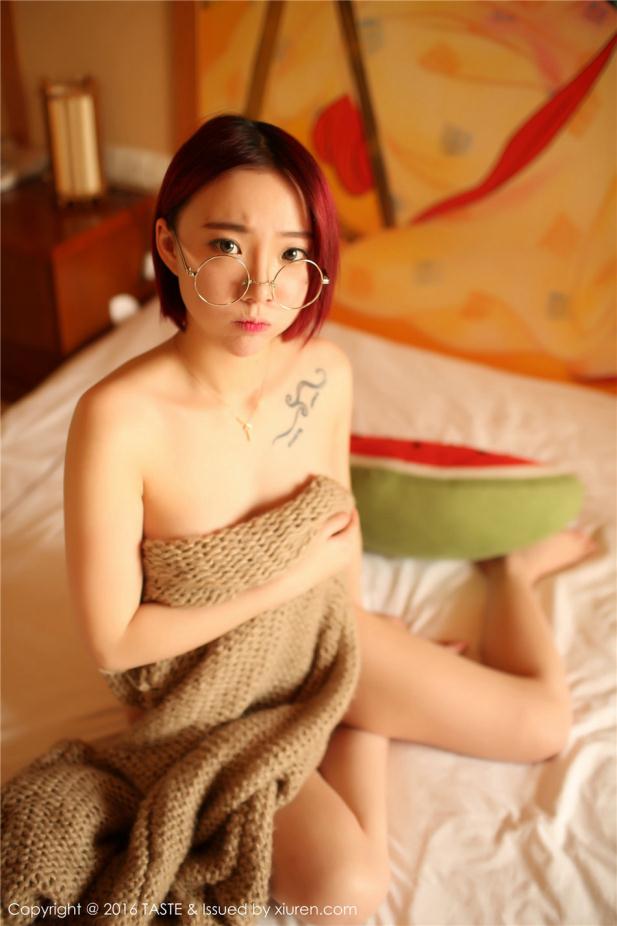脱掉毛衣的性感眼镜妹妹性感【12P】