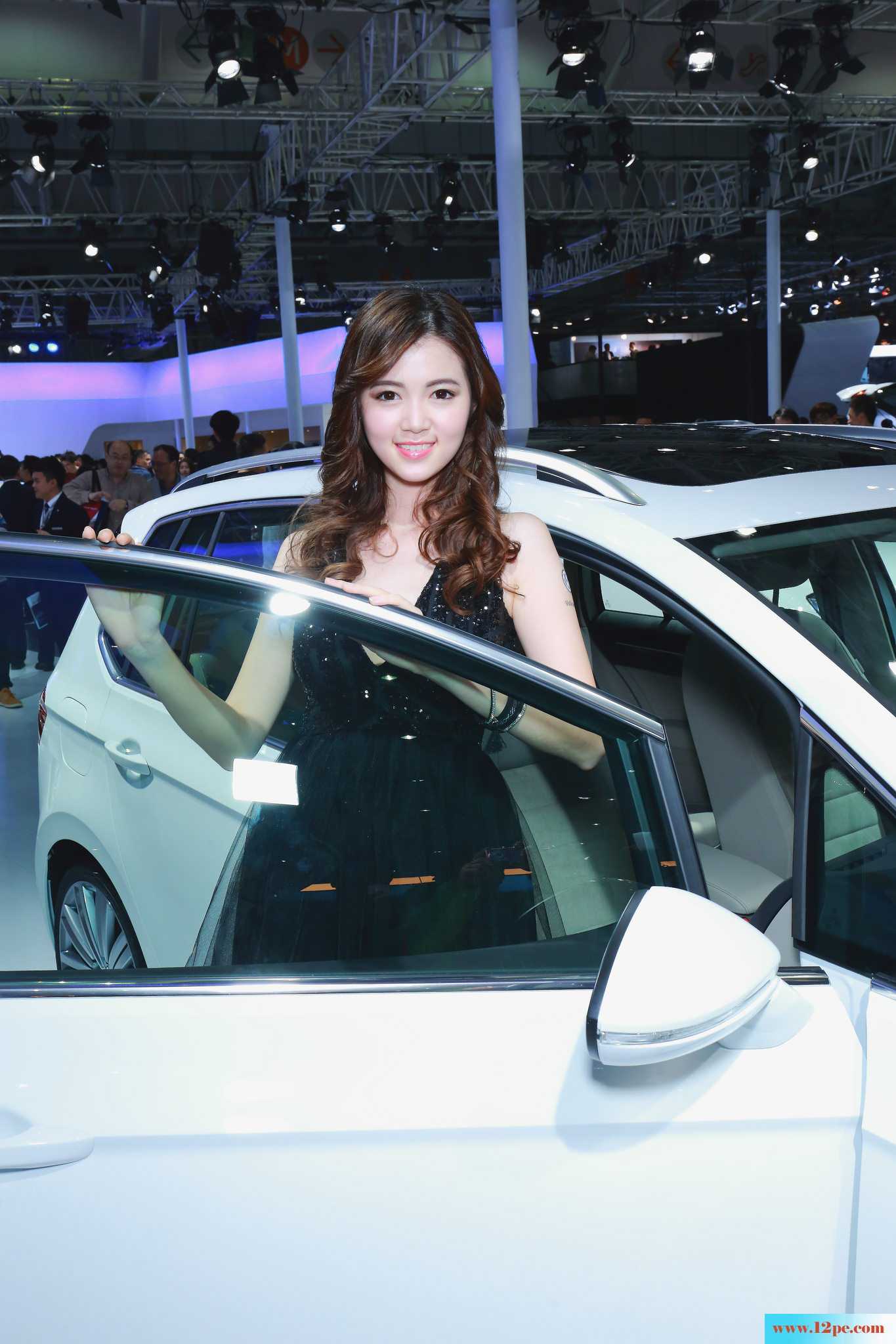 车模女女的额黑蕾丝诱惑哦-【13P】