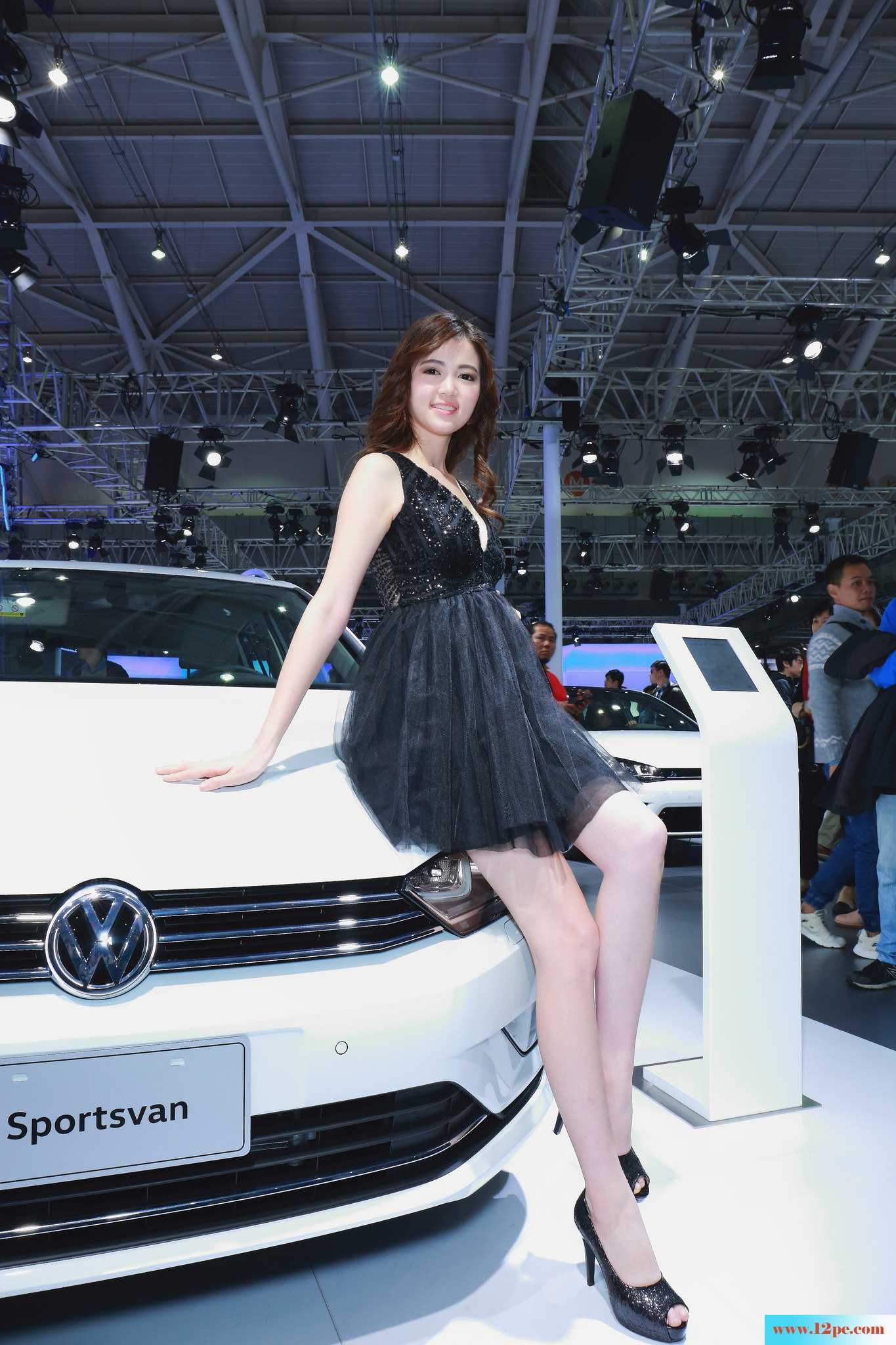 车模女女的额黑蕾丝诱惑哦-【13P】