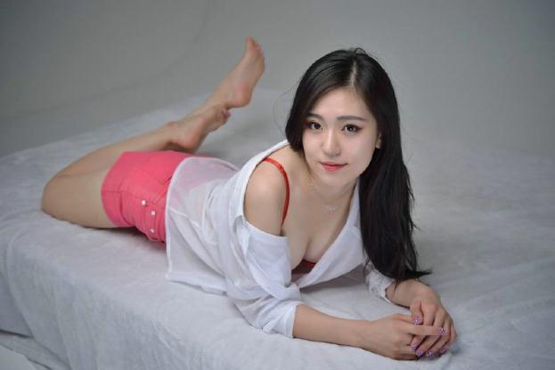 肤白嫩成熟美女本色挑逗【10P】