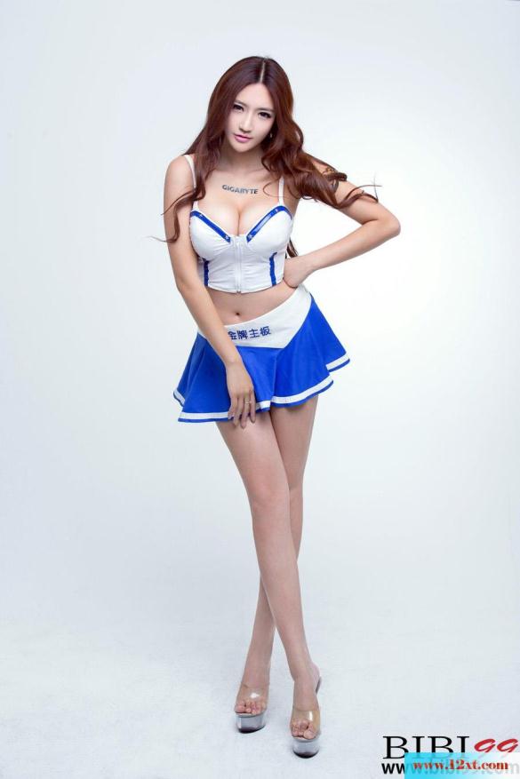 鼓鼓的大胸制服美人-换衣服诱惑你-【12P】