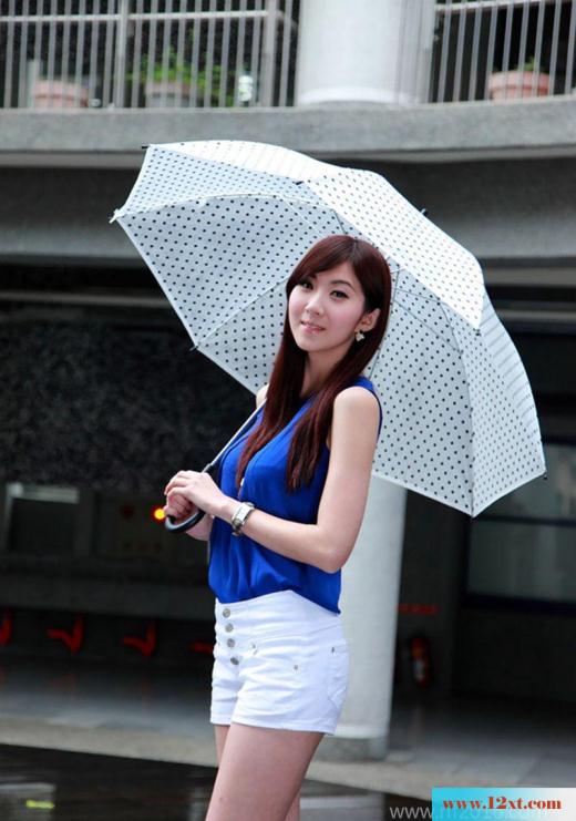 豪宅前打着花伞的蓝白美人-【21P】