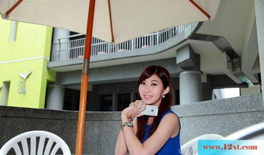 豪宅前打着花伞的蓝白美人-【21P】