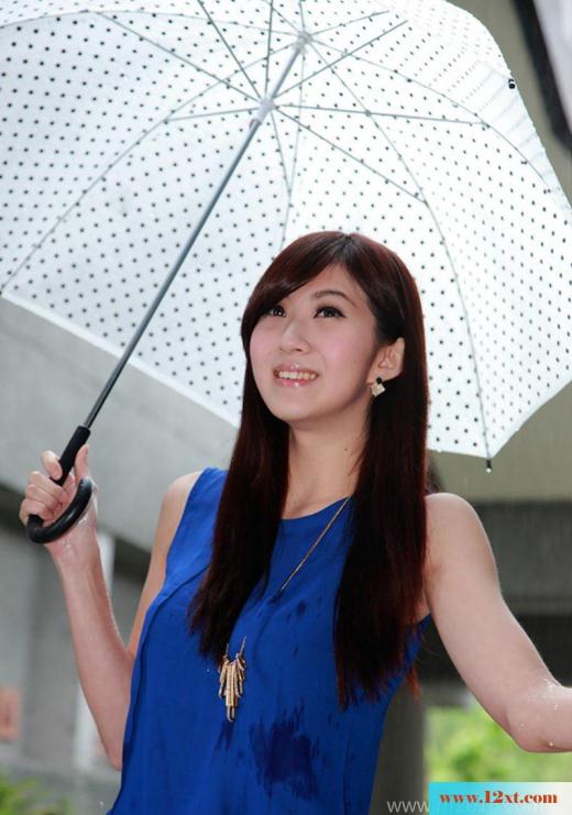 豪宅前打着花伞的蓝白美人-【21P】