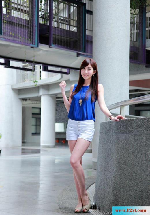豪宅前打着花伞的蓝白美人-【21P】