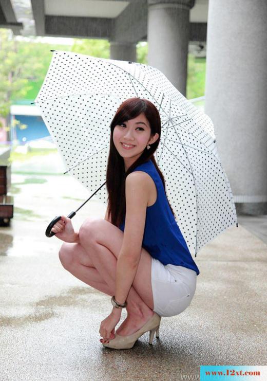 豪宅前打着花伞的蓝白美人-【21P】