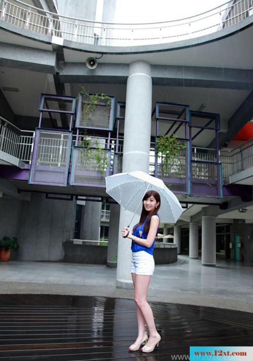 豪宅前打着花伞的蓝白美人-【21P】