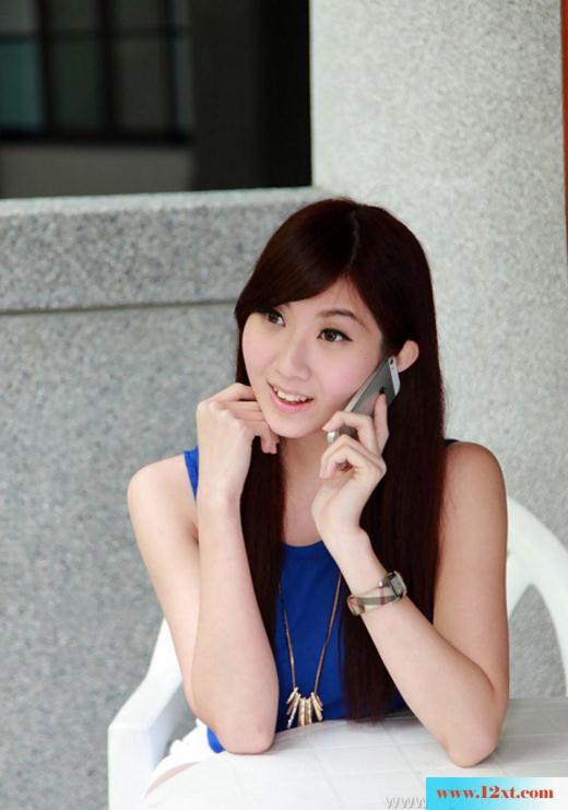豪宅前打着花伞的蓝白美人-【21P】
