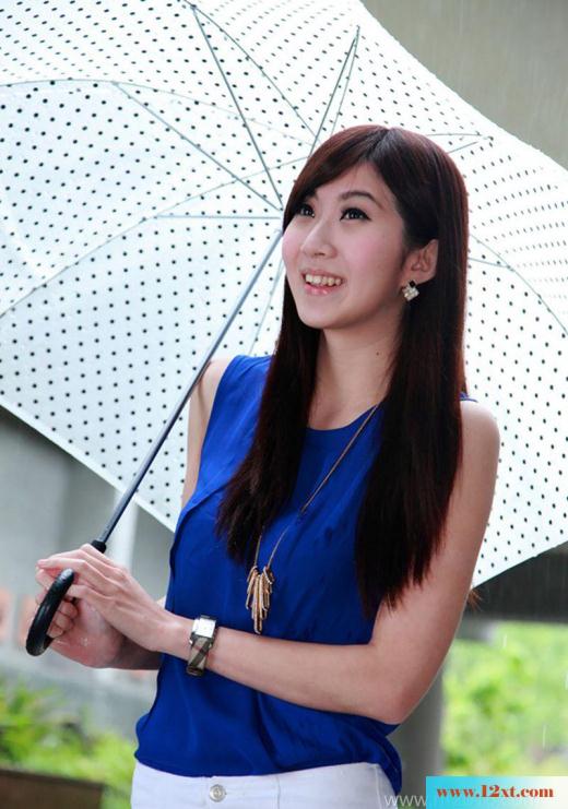 豪宅前打着花伞的蓝白美人-【21P】