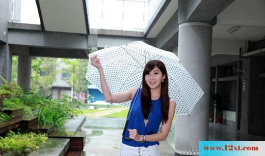 豪宅前打着花伞的蓝白美人-【21P】