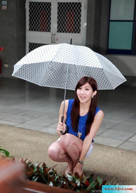 豪宅前打着花伞的蓝白美人-【21P】
