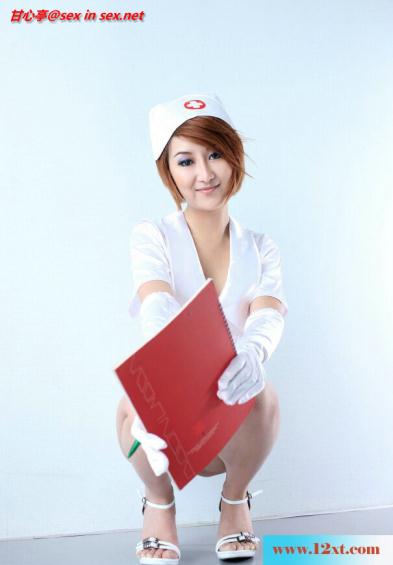露屁股露背的小护士-【22P】