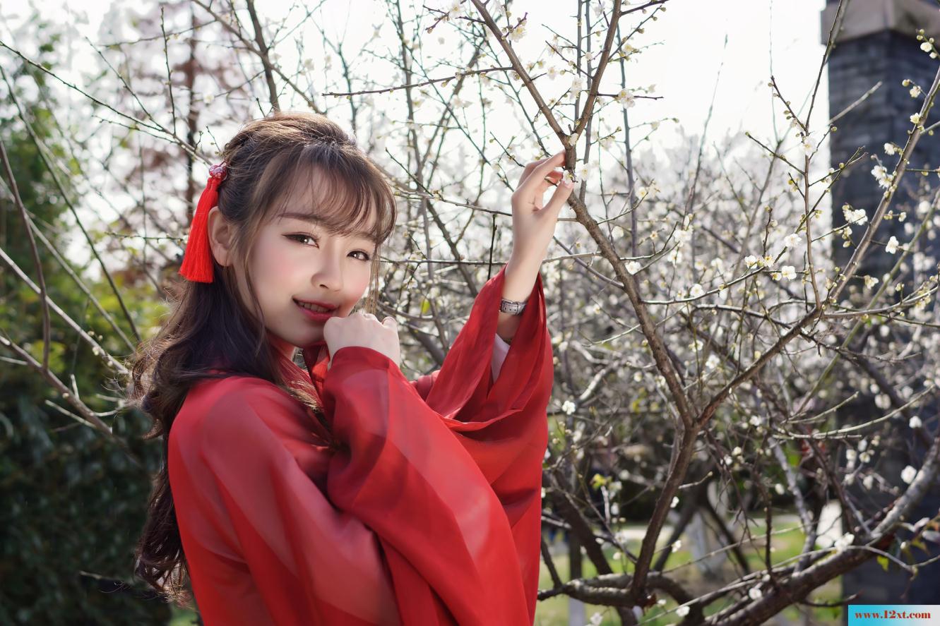 梅花下的古装红裙女子-甜美厚重【30P】