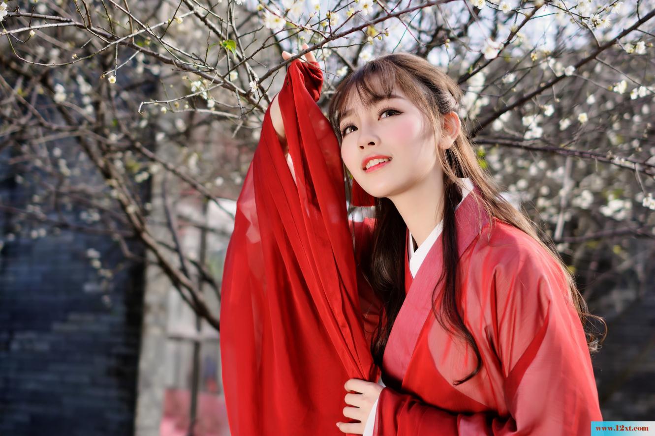 梅花下的古装红裙女子-甜美厚重【30P】